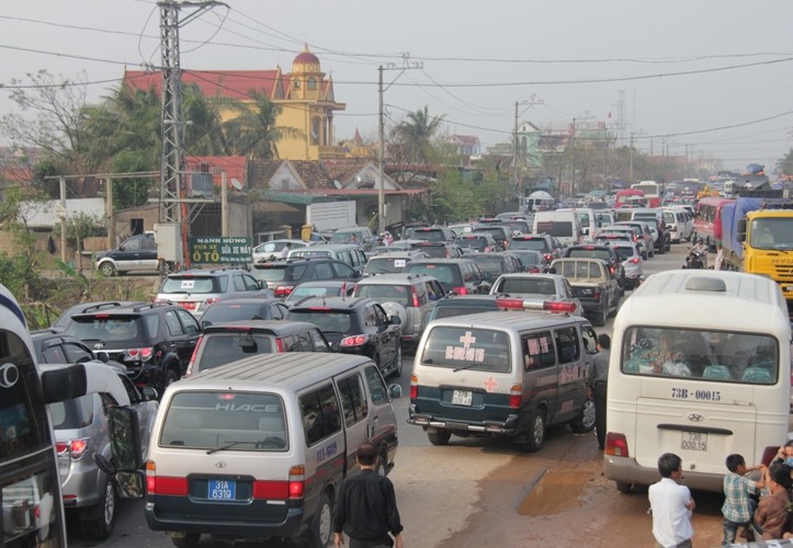 Suốt tuyến đường QL1A từ TP. Đồng Hới về Vũng Chùa-Đảo Yến dài gần 70 km nghẹt kín người và phương tiện